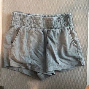 Soft shorts with pockets and elastic waist